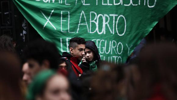 En las plazas, anudado en las mochilas de adolescentes, y hasta en los puños de las Madres de Plaza de Mayo, el pañuelo verde se ha vuelto un ícono presente por doquier. (Foto: EFE)