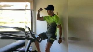 Cristiano Ronaldo se ejercita en bicicleta estática y presume sus músculos en casa [VIDEO]