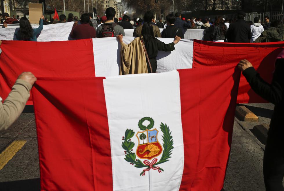 Peruanos forman parte de marcha para pedir reformas en ley migratoria. (AP)