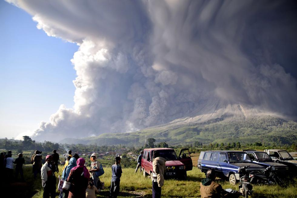 El volcán indonesio Sinabung entró en erupción el martes por la mañana con una espectacular columna de ceniza y humo de varios kilómetros de alto sobre el nivel del mar, con un cielo azul de fondo. (Texto: AFP / Foto: AP).