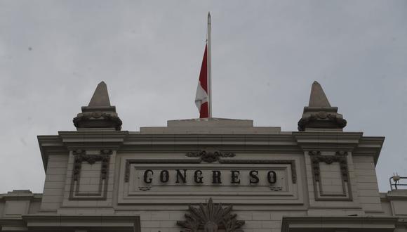 La bandera del Congreso luce a media asta tras la muerte del congresista Fernando Herrera. (Foto: César Campos / @photo.gec)