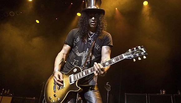 Slash y su clásica guitarra Les Paul. (Facebook oficial de Slash)