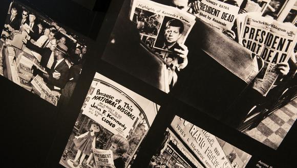 Fotos exhibidas en el Newseum en Washington, DC, muestran a personas leyendo periódicos después del asesinato del presidente estadounidense John F. Kennedy. (Foto de BRENDAN SMIALOWSKI / AFP)