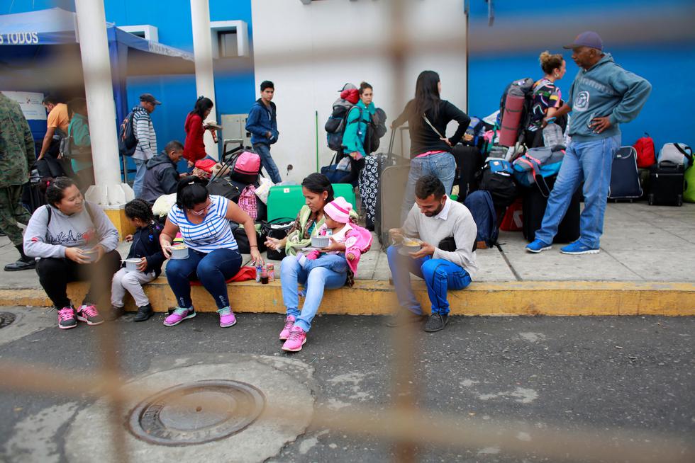 Unos mil venezolanos esperan entrar a Perú antes de exigencia de pasaporte. (Reuters)