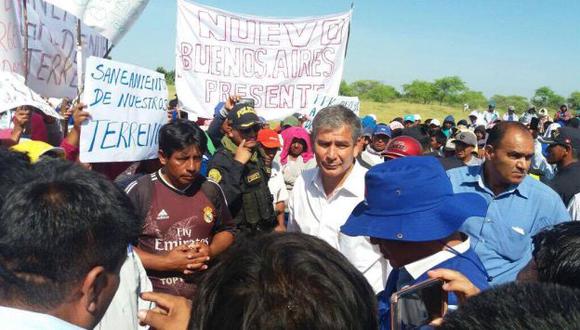 El gobernador Reynaldo Hilbck dialoga con los damnificados para llega a una solución. (Jorge Merino)