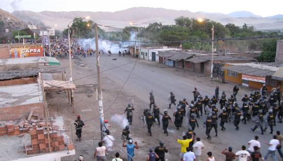 Mineros ilegales de La Libertad aún mantenían bloqueada la Panamericana Norte en Casma. (Abigaíl Díaz)