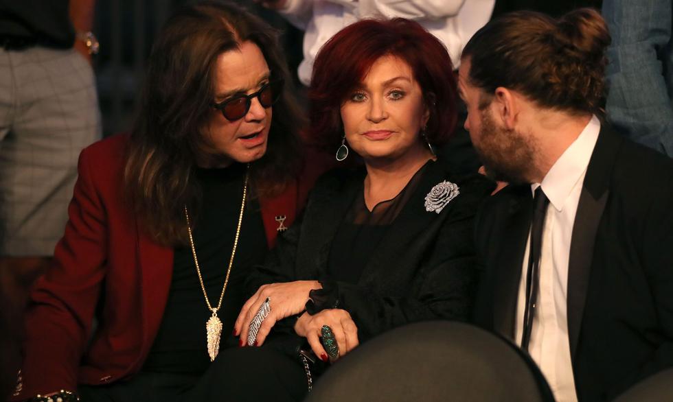 Ozzy Osbourne y su esposa Sharon Osbourn. (AFP)