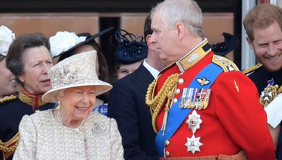La reina Isabel II del Reino Unido y Andrés de York en el balcón del Palacio de Buckingham. (Foto: AFP)