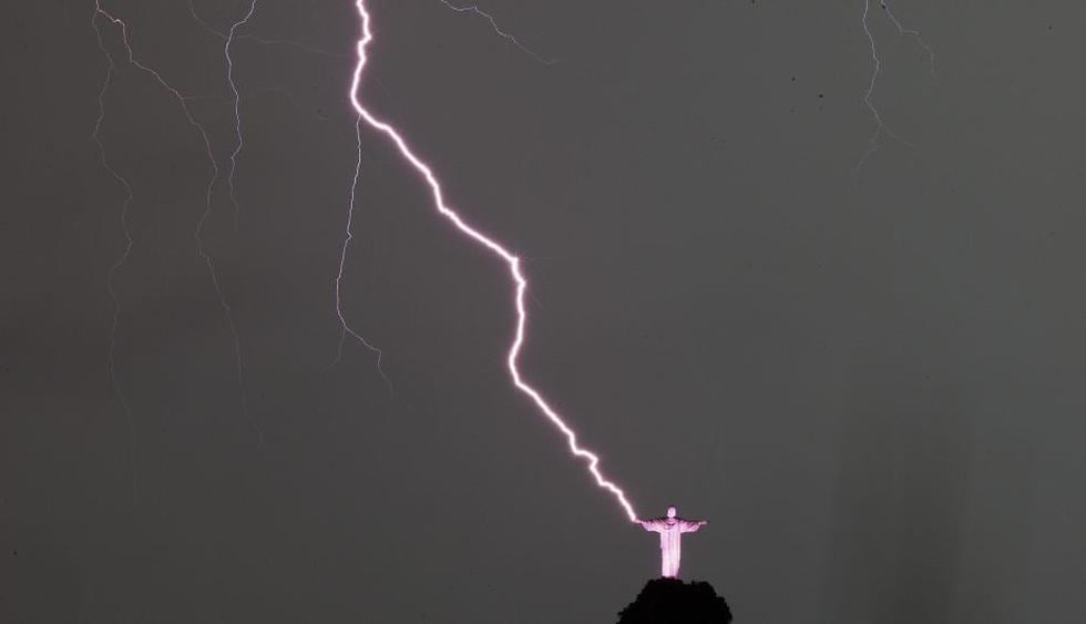 El pasado jueves 16 de enero, una tormenta eléctrica cayó sobre la estatua del Cristo de Corcovado, en Río de Janeiro. (EFE)