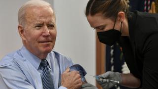 Joe Biden recibe la segunda dosis de refuerzo contra la COVID-19