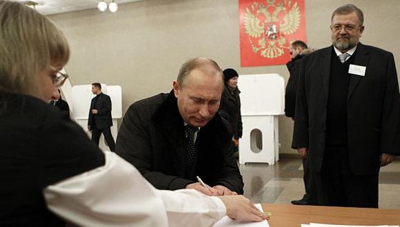 Vladimir Putin, quien será candidato para las presidenciales de 2012, emitió su voto. (Reuters)