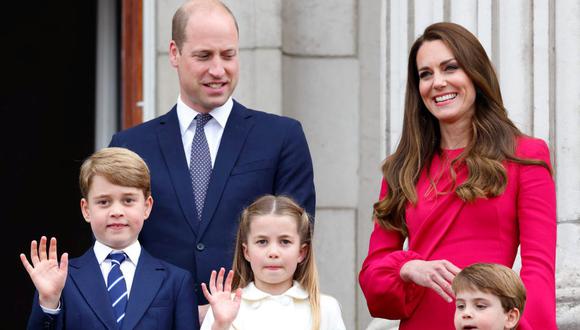 El príncipe Guillermo de Cambridge celebró el Día del Padre con una foto familiar inédita. (Foto: Max Mumby/ Getty Images)