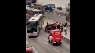 Vía Expresa: auto choca y derrumba muro de vía exclusiva del Metropolitano y evitó circulación de buses 
