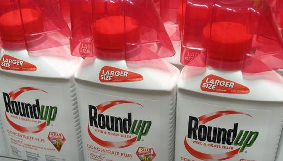 Botellas de Roundup de Monsanto se ven a la venta en una tienda de California. Monsanto está pidiendo a una corte de apelaciones que denuncie un veredicto condenatorio en un histórico juicio por cáncer de herbicidas Roundup. (Foto: AFP)
