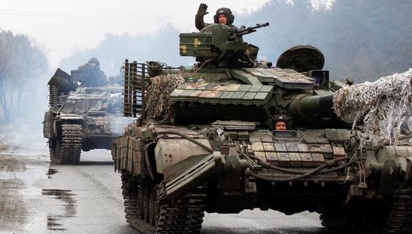 Militares de Ucrania viajan en tanques hacia la línea del frente con las fuerzas rusas en la región de Lugansk, el 25 de febrero de 2022. (ANATOLII STEPANOV / AFP).