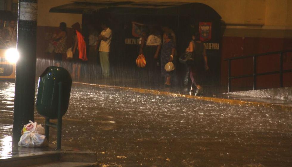 El centro de la ciudad de Piura sigue inundado. Las lluvias se reiniciaron desde las 5:00 de la tarde. (Margarita Criollo)