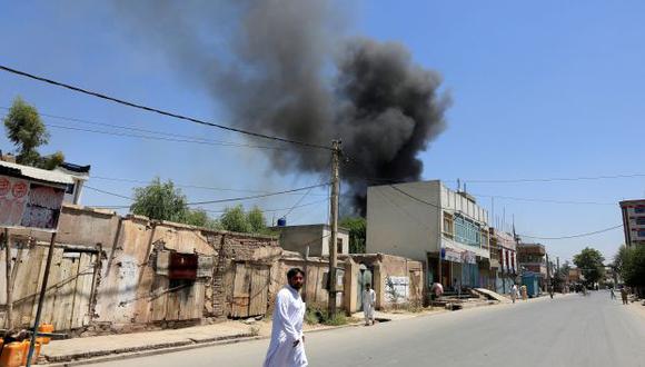 El humo se eleva desde un área donde se escucharon explosiones y disparos, en la ciudad de Jalalabad, Afganistán. (Foto: Reuters)