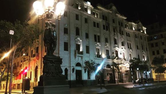 El Hotel Bolívar mantiene su elegante fachada con luces prendidas, esperando volver a abrir (Carlos Viguria/GEC).