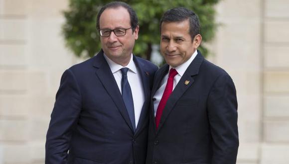 Hollande y Humala posaron para la prensa. (EFE)