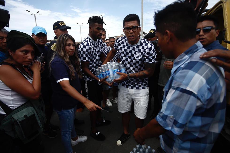 Jugadores de Alianza Lima llevaron ayuda a los damnificados por la explosión en Villa El Salvador. (Joel Alonzo/GEC)