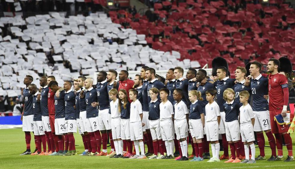 Jugadores del equipo de Francia cantan su himno nacional al inicio del partido amistoso ante Inglaterra. (EFE)