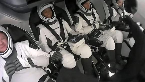 Esta captura de pantalla tomada de la transmisión en vivo de SpaceX muestra a los miembros de la tripulación después de haber sido abrochados en sus asientos en la cápsula Crew Dragon antes del lanzamiento del Inspiration4. (Foto: SPACEX / AFP)