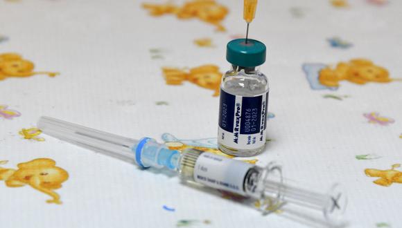 Un trabajador de la salud prepara una vacuna contra el sarampión en un hospital de la capital de Montenegro, Podgorica, el 16 de febrero de 2020. (Foto de SAVO PRELEVIC / AFP)