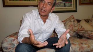 Reynaldo Hilbck defiende a policías con orden de prisión preventiva