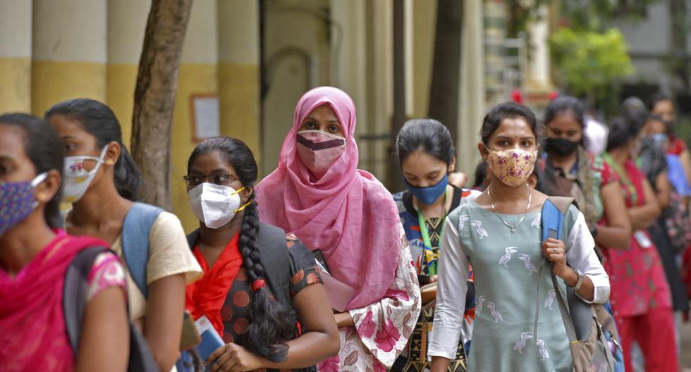 Los estudiantes universitarios hacen cola mientras esperan su turno para registrarse para recibir una dosis de la vacuna contra el coronavirus Covid-19 en Bangalore, el 5 de julio de 2021. (Manjunath Kiran / AFP).
