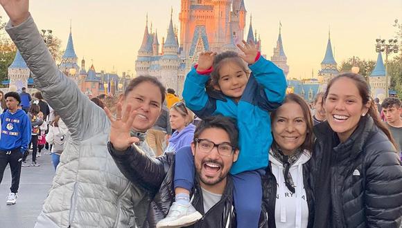 Karen Schwarz y Ezio Oliva disfrutan de unas mágicas vacaciones en Disney. (Foto: Instagram)