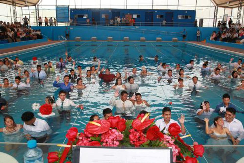 San Valentín: Parejas se casaron bajo el agua en una piscina de Ventanilla. (MunicipalidadDeVentanilla)
