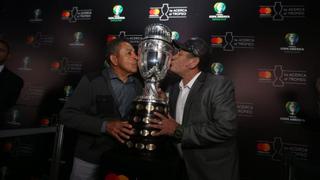 Héctor Chumpitaz y Hugo Sotil tienen emotivo encuentro con la Copa América, trofeo que alzaron en 1975