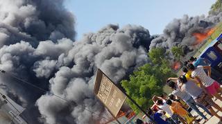Voraz incendio consume tres aulas prefabricadas del colegio Nuestra Señora de Fátima en Piura [FOTOS]