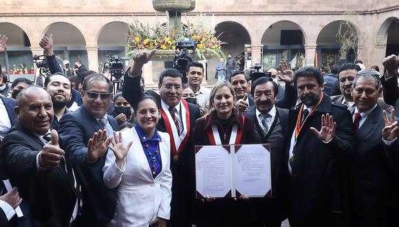 Fue durante una ceremonia realizada en el Patio de Honor del Centro de Convenciones de la Municipalidad Provincial del Cusco. (Congreso)