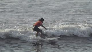 El surf sirve como terapia para niños de escasos recursos en una remota playa en La Libertad