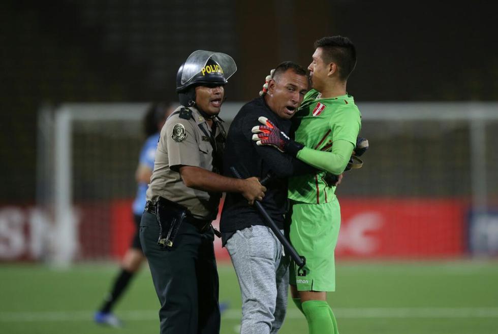 Los hinchas abrazaron a los jugadores de la Selección Peruana Sub 17 tras el triunfo sobre Uruguay. (Fernando Sangama/GEC)