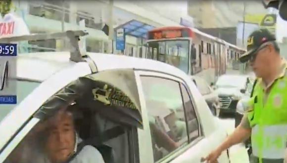 Policías intervienen y trasladan a la comisaría a taxistas por no acatar medida de Estado de Emergencia