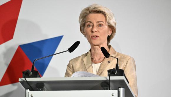La presidenta de la Comisión Europea, Ursula von der Leyen, da una conferencia de prensa luego de una cumbre informal de la Unión Europea (UE) en Praga, República Checa, el 7 de octubre de 2022. (Foto de Joe Klamar / AFP)