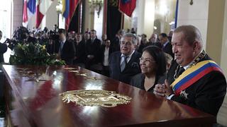 Chávez ‘entierra’ a Bolívar en un ataúd de oro, perlas y madera