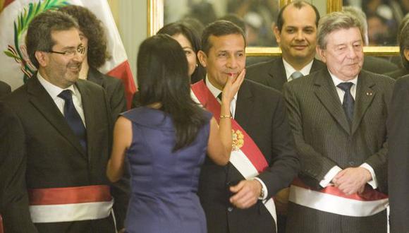 La primera dama, Nadine Heredia, acaricia el rostro de su esposo tras la juramentación del nuevo gabinete. (Alberto Orbegoso)