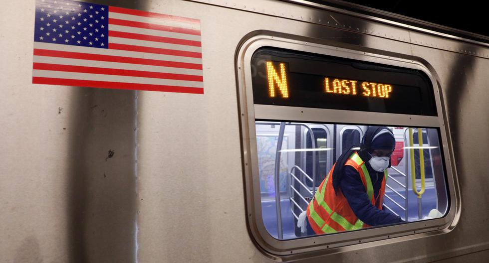 Coronavirus: Un trabajador del metro de Nueva York desinfecta uno de los vagones. (REUTERS/Andrew Kelly).