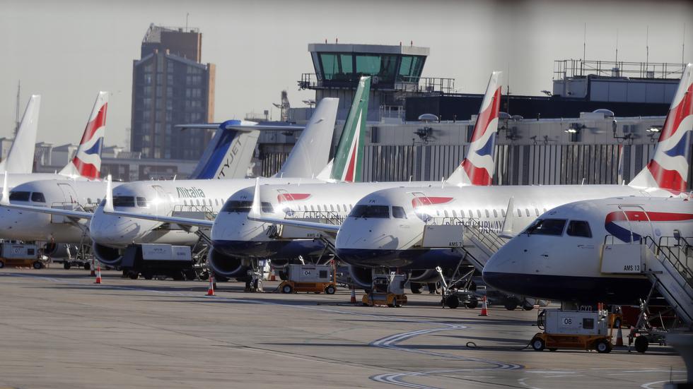 Los aviones permanecen en el aeropuerto tras el sorprendente hallazgo (AP)