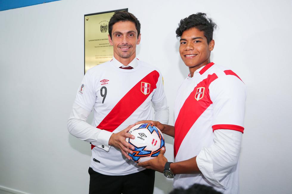 Daniel Ferreyra y Jonathan Bilbao reciben la nacionalidad peruana. (Migraciones)