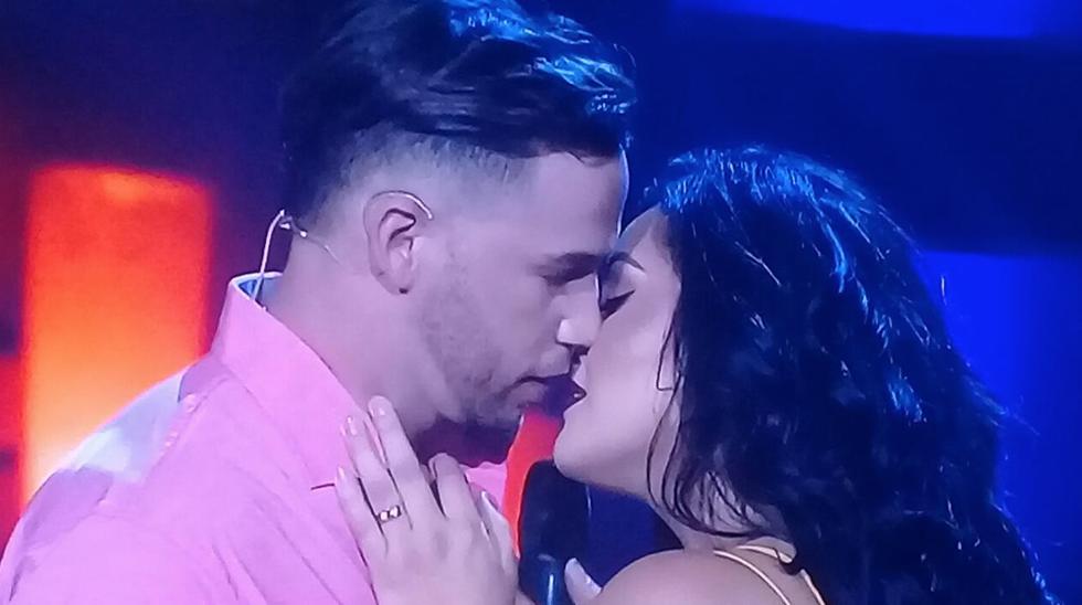 Los cantantes 'sellaron' su amor frente a las cámaras con este beso. (Captura de pantalla)