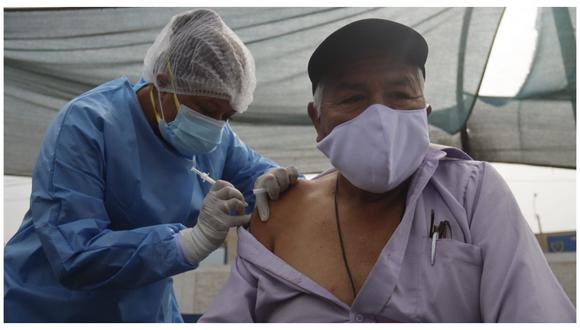 Los adultos mayores son inmunizados contra el COVID-19 conforme van llegando más lotes de dosis. (Foto: Randy Reyes)