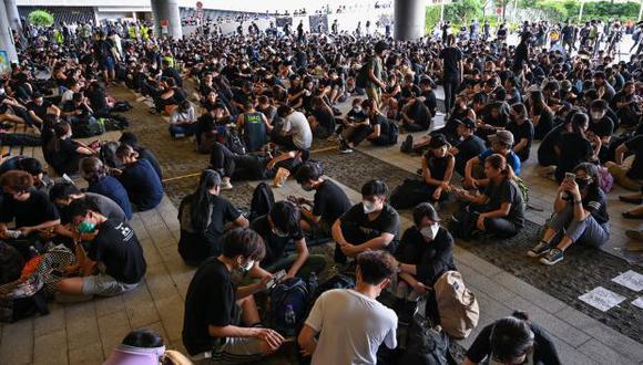 Manifestantes se reúnen fuera de la sede del gobierno en Hong Kong. (Foto: AFP)