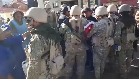 CAOS. Pobladores de Desaguadero expulsaron al Ejército por querer izar la bandera sin su permiso. (Foto: captura de video)