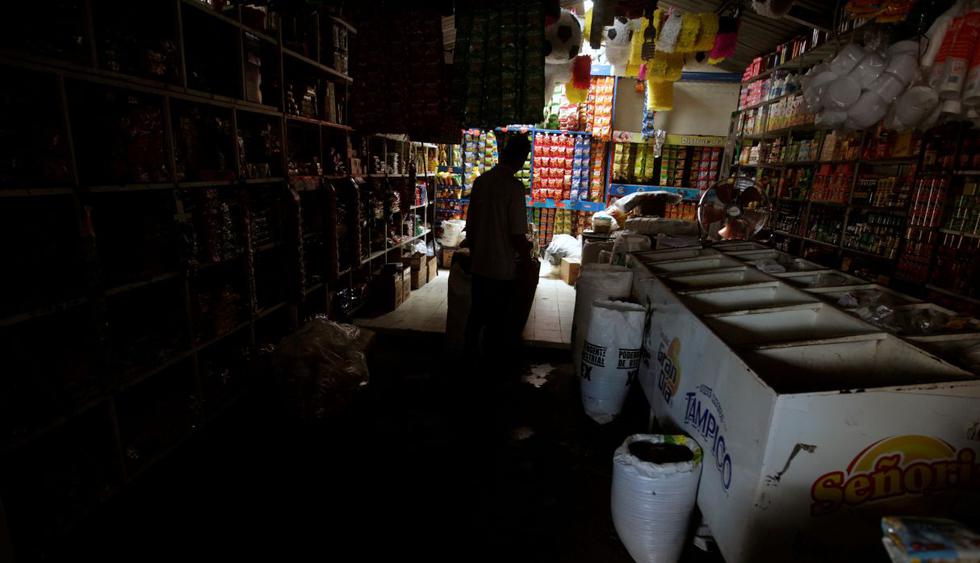 La silueta de un hombre se puede observar en la penumbra de una tienda de abarrotes en Tegucigalpa, la capital de Honduras. (Foto: Reuters)