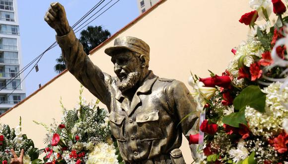 Estatua de Fidel Castro en la embajada de Lima, Perú. (Reuters)