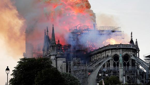 La catedral de Notre Dame de París, uno de los monumentos más emblemáticos de la capital francesa, está sufriendo un incendio. (Foto: EFE)